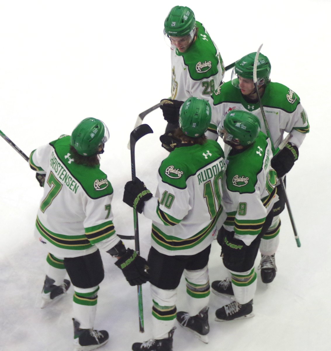 StanksSports's tweet image. After 20 minutes: #PrinceAlbert #Raiders 4, #Saskatoon #Blades 1. Raiders hold 15-4 edge in shots on goal. Game 4 of #WHL Eastern Conference Semifinal Series. #WHLPlayoffs. #CHL.