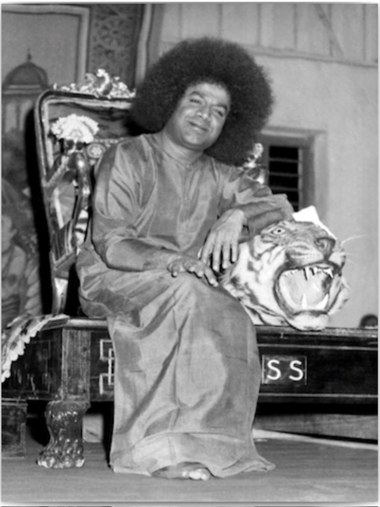 BALBIRSALARIA56's tweet image. 🙏 “Tasmai Namah Karmane” — Salutations to action.
Respect your duty before you begin. Work with sincerity &amp;amp; dedication.
Without hard work, no true happiness is possible.
Duty performed with devotion brings peace &amp;amp; prosperity. 🌾✨
#SathyaSai #Karma #Duty