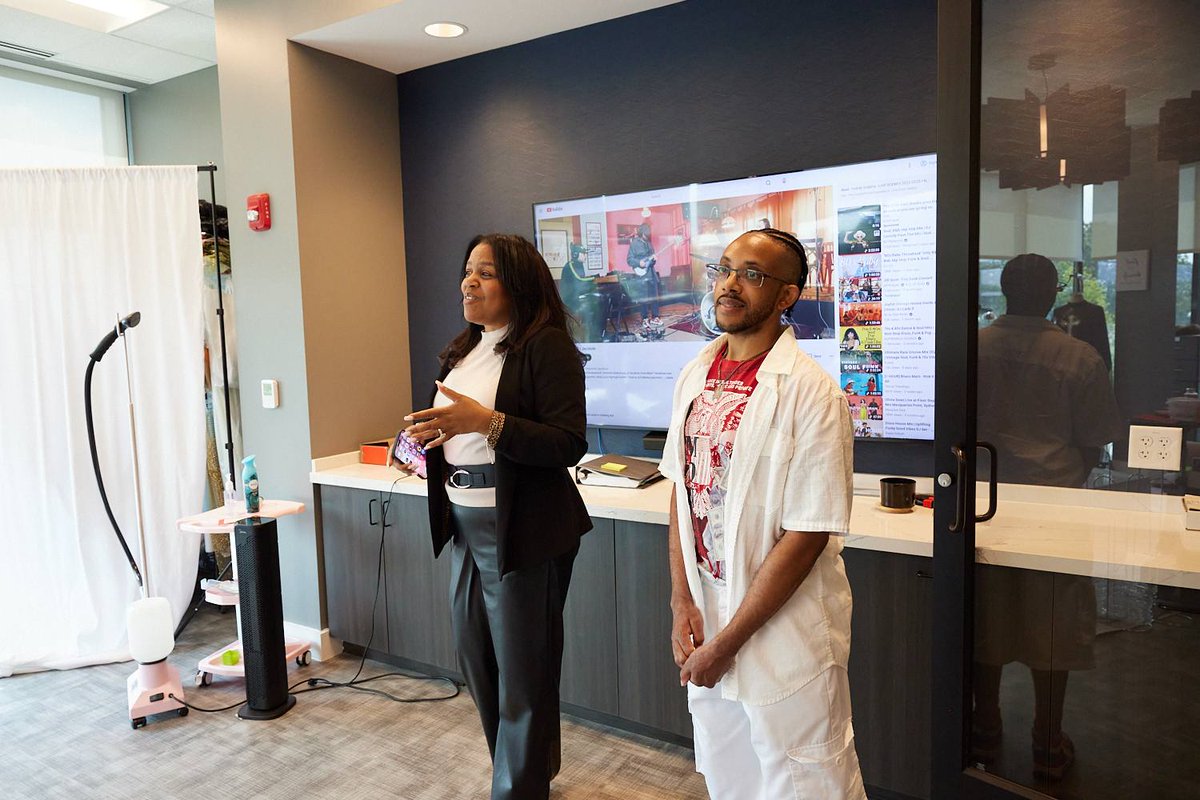 RaveCrest's tweet image. Posting randome pics from my tour of the studio @TheGatesnBeyond #beyondthegates @NAACP #blessing