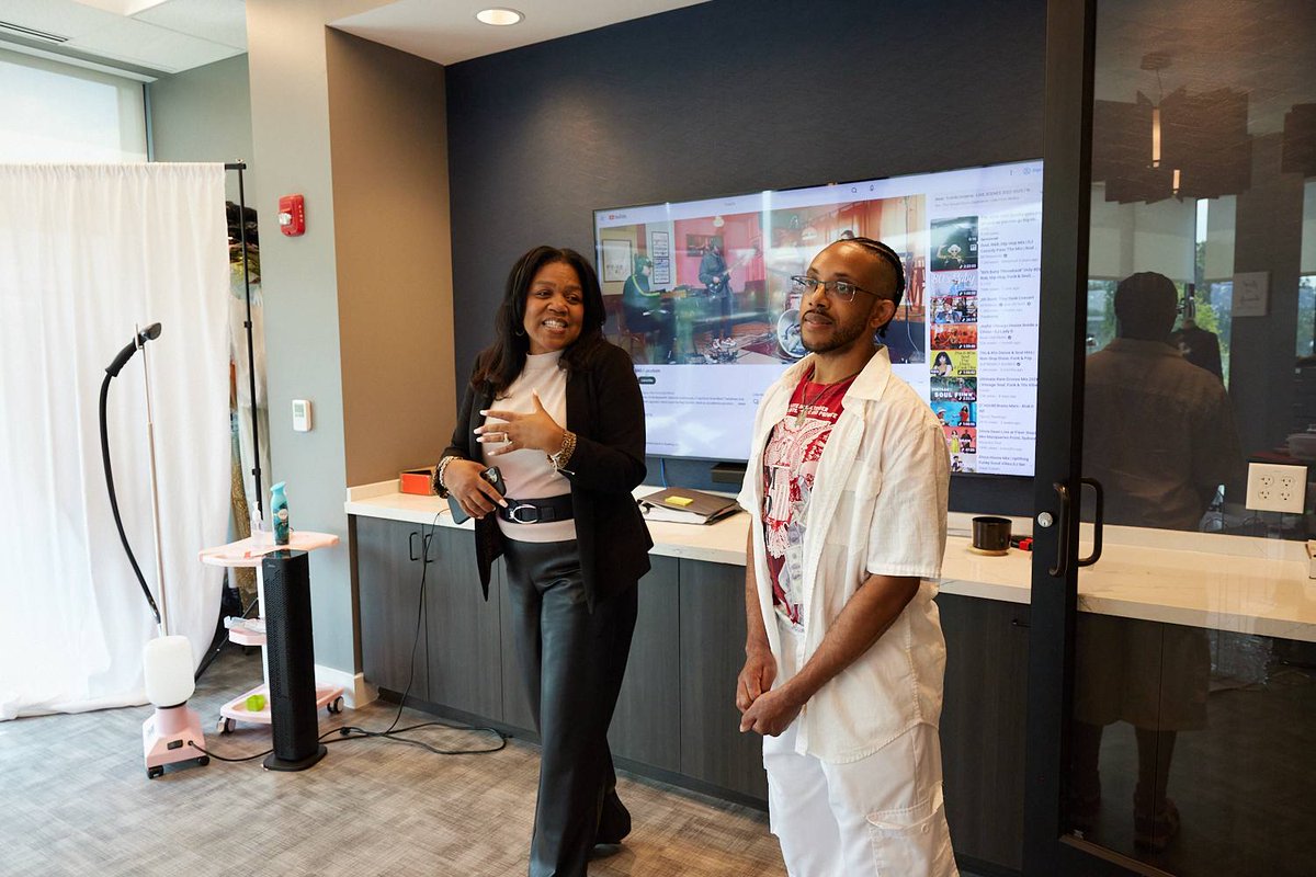 RaveCrest's tweet image. Posting randome pics from my tour of the studio @TheGatesnBeyond #beyondthegates @NAACP #blessing