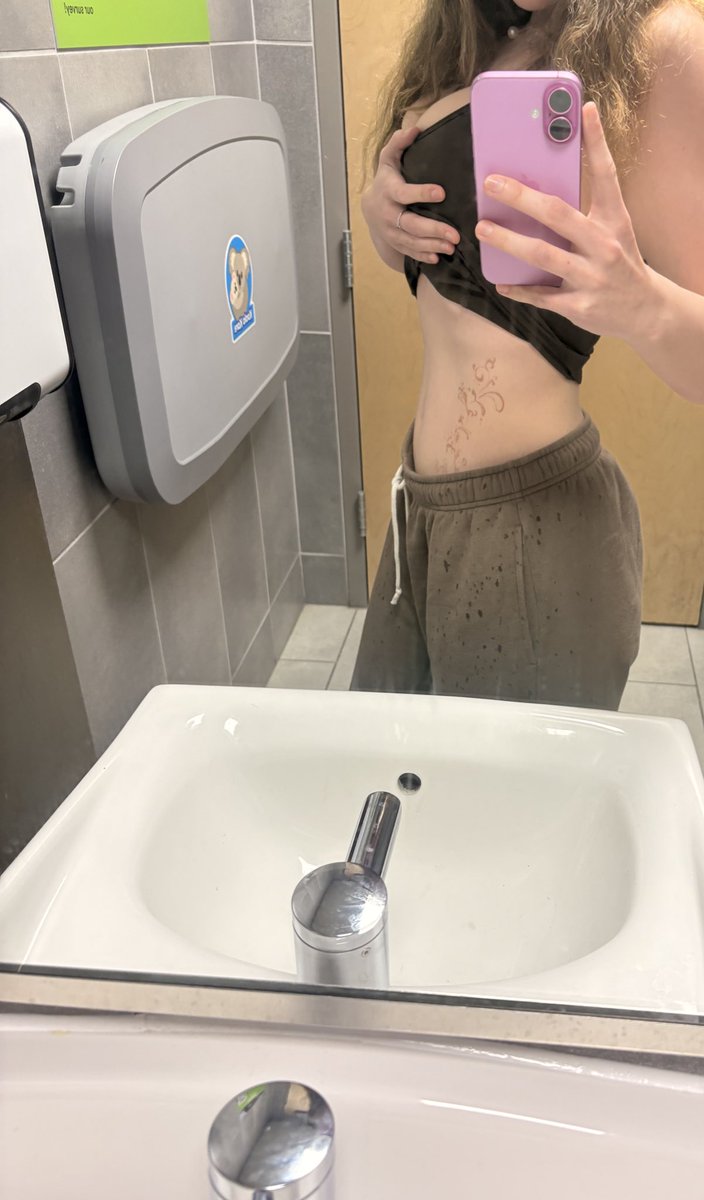 lilypede's tweet photo. Lw again idc if no one gaf lowkey want to end it all anyway 🥰🫰
And to all you fake ass hoes that said dont starve youll lose your ass; fuck you you were wrong https://t.co/tnIPTeJvUG