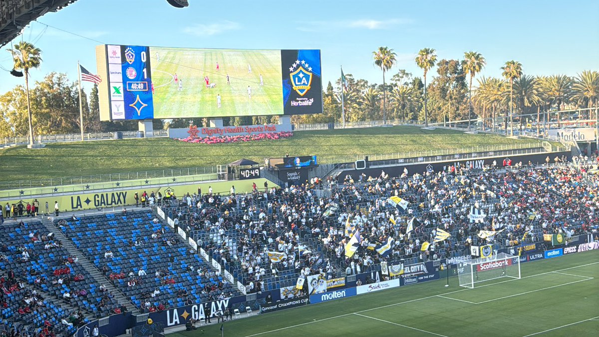 TheJimAlexander's tweet photo. Toluca heading to halftime with a 1-0 lead and if score holds, a half away from advancing to the semis against the other LA team #toluca #galaxy #lagalaxy #concacafchampionscup https://t.co/IkLY58kbBB