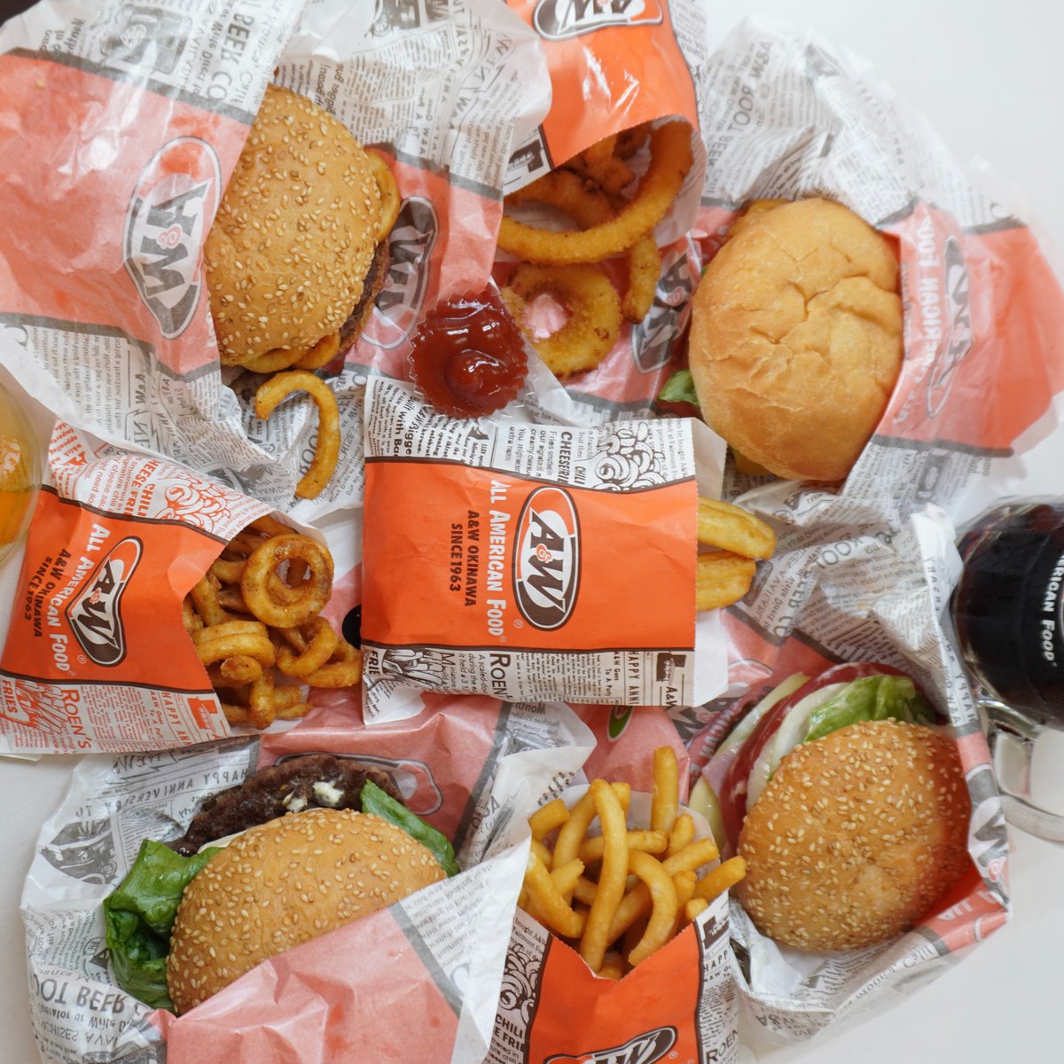 AW_Okinawa's tweet image. みんなで食べるハンバーガーは特に美味しい🍔🤎

#aandw #今日のお昼　#lunchtime