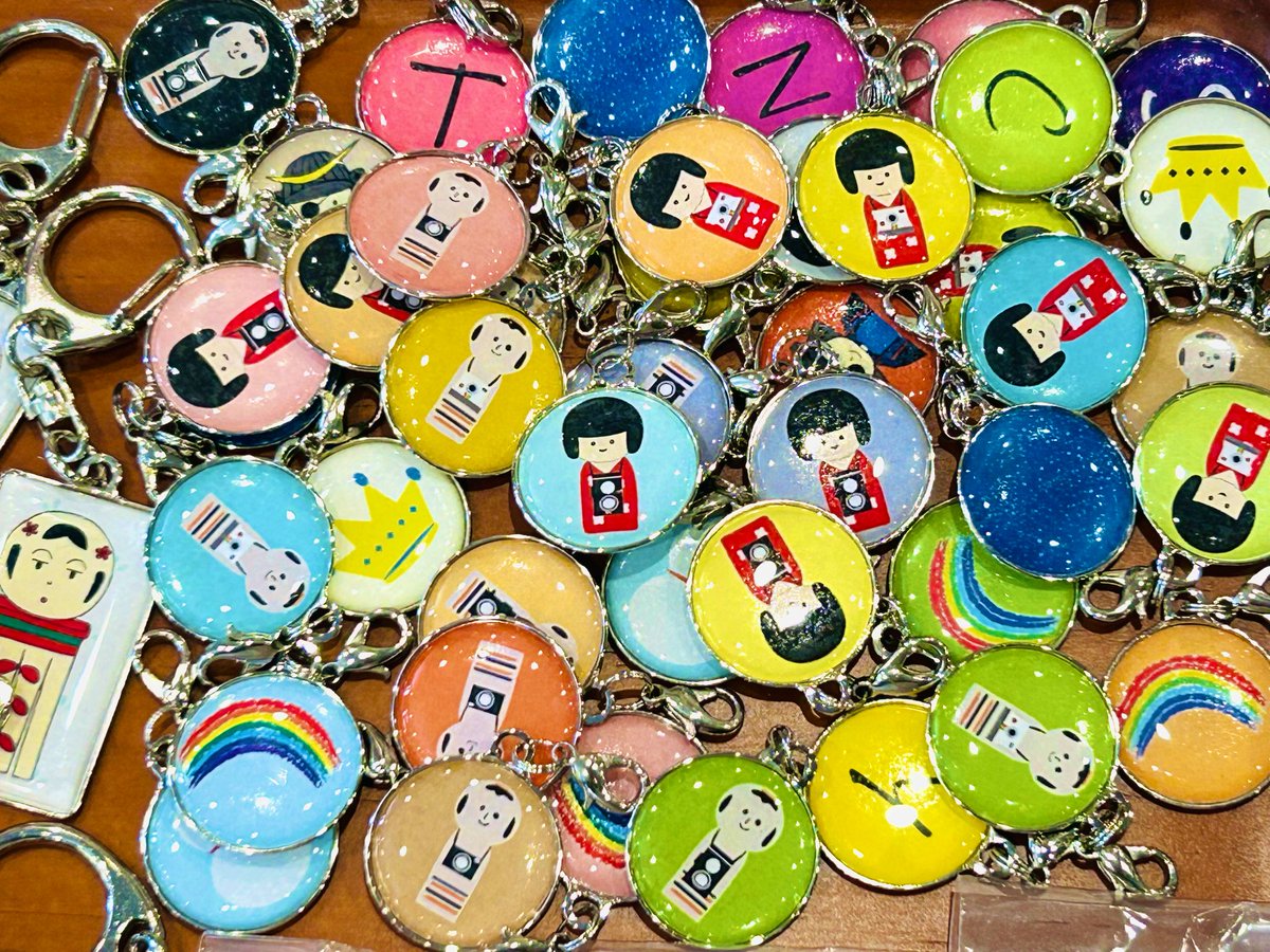 おかっぱ頭のこけしチャームが登場しております🙌
カメラを首から下げてるこけし達🤭
カメラのスタラップにつけてもかわいいですね☺️✨ｽｽﾞｷ