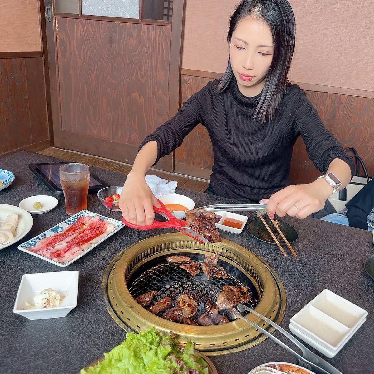ながのの休日🚗 焼肉してるながのです🐰 もくもくと真剣に 肉、焼いて