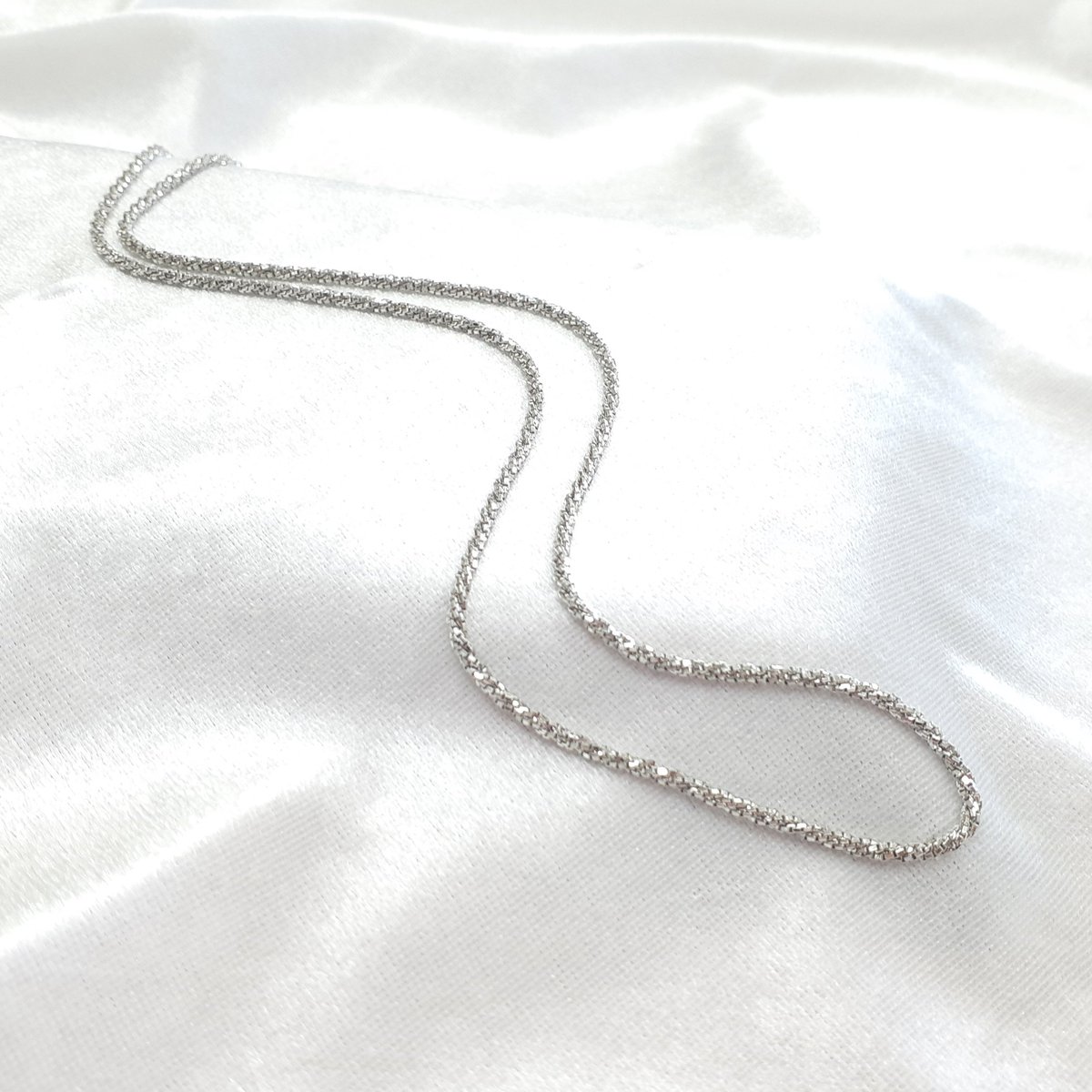 Pt850　ロープチェーンネックレス　50cm

四角いパーツが連なったベネチアンチェーンをらせん状デザインしたロープチェーンネックレス｡
光を反射し､キラキラとした輝きを放ちます。 

滑らかな肌触りで快適な装着感です｡

商品番号:26030059
#栃木 #プラチナ #ネックレス #販売 #入荷