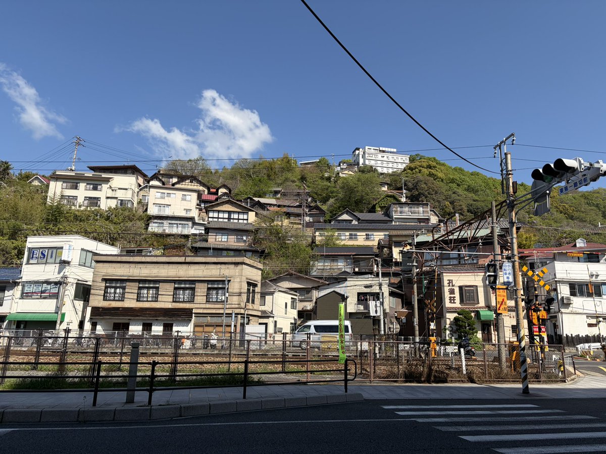 tam2_work's tweet photo. 古巣(病院)で年に一度の人間ドック🏥
速報ではぶじに異常なし！

せっかく遠くに来たからと、お気に入りの街・広島県尾道市にも足を伸ばしてみました！

海と坂道と猫の街🐈‍⬛✨
今日から晴れて最高の日和です☀️ https://t.co/CwImnT7LCV