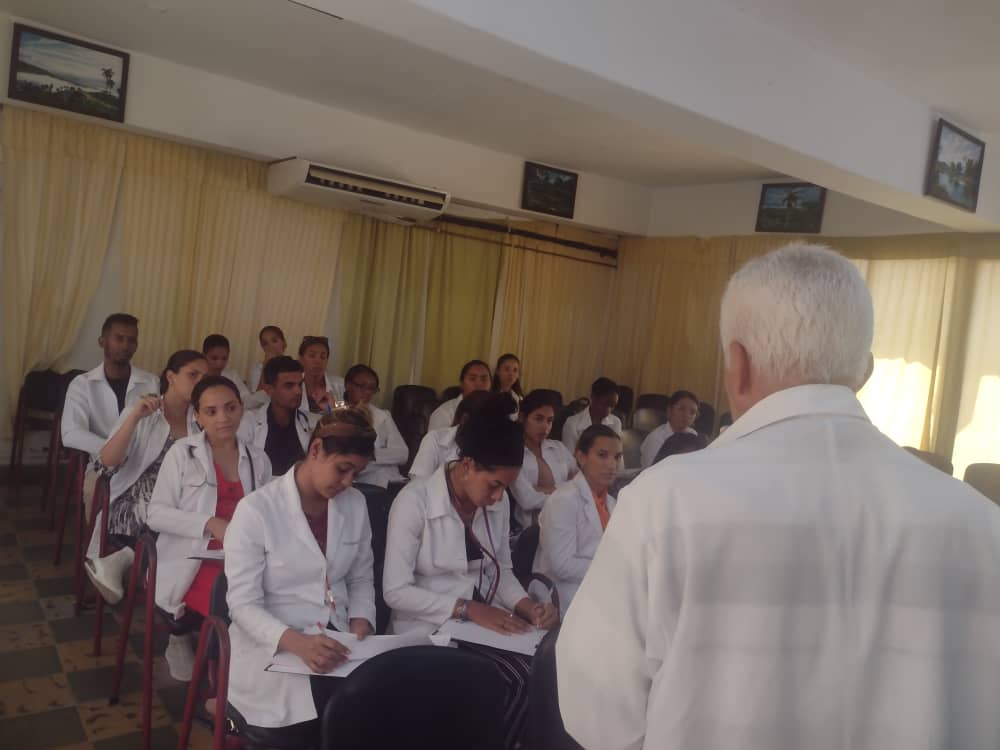 En la jornada de "abril por la Pediatría",se realiza un taller, impartido por el Dr.Rafael Ruiz Basulto,para actualizar  temas relacionados con las enfermedades diarreicas agudas en la edad pediátrica.#CubaPorLaSalud