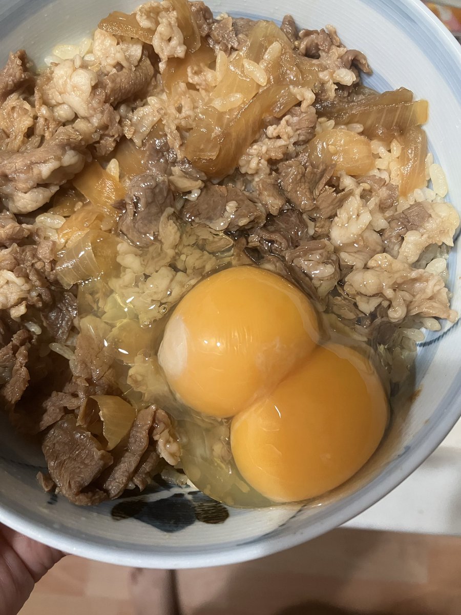 chaingang00's tweet photo. こんなの載せても面白くないんだけどね。牛丼食べようと卵を割ったら二卵生でした https://t.co/M160ow3vJi