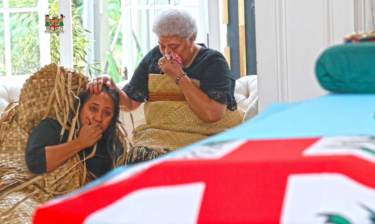 rnayacalevu's tweet photo. Then GMB na Roko Tui Dreketi-sa bale comforting her daughter Adi Koila, at the funeral of the late President, Rt Sir Kamisese Mara. The same portrait today as Adi Koila now comforts her daughter, Adi Litia at Govt House where the former President, Rt Epeli lies in State. RiP Sir. https://t.co/vprbOmtwYb