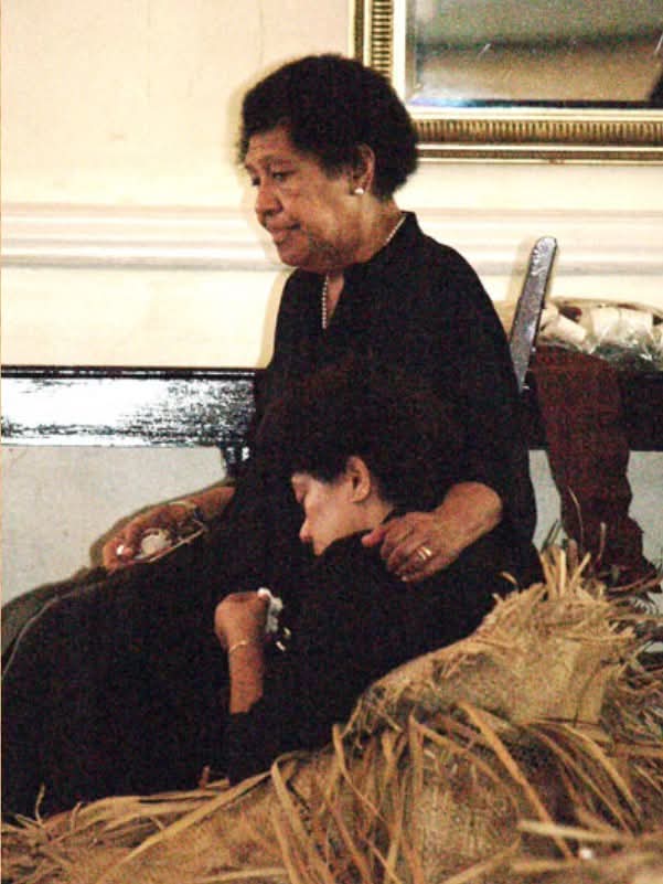 rnayacalevu's tweet photo. Then GMB na Roko Tui Dreketi-sa bale comforting her daughter Adi Koila, at the funeral of the late President, Rt Sir Kamisese Mara. The same portrait today as Adi Koila now comforts her daughter, Adi Litia at Govt House where the former President, Rt Epeli lies in State. RiP Sir. https://t.co/vprbOmtwYb