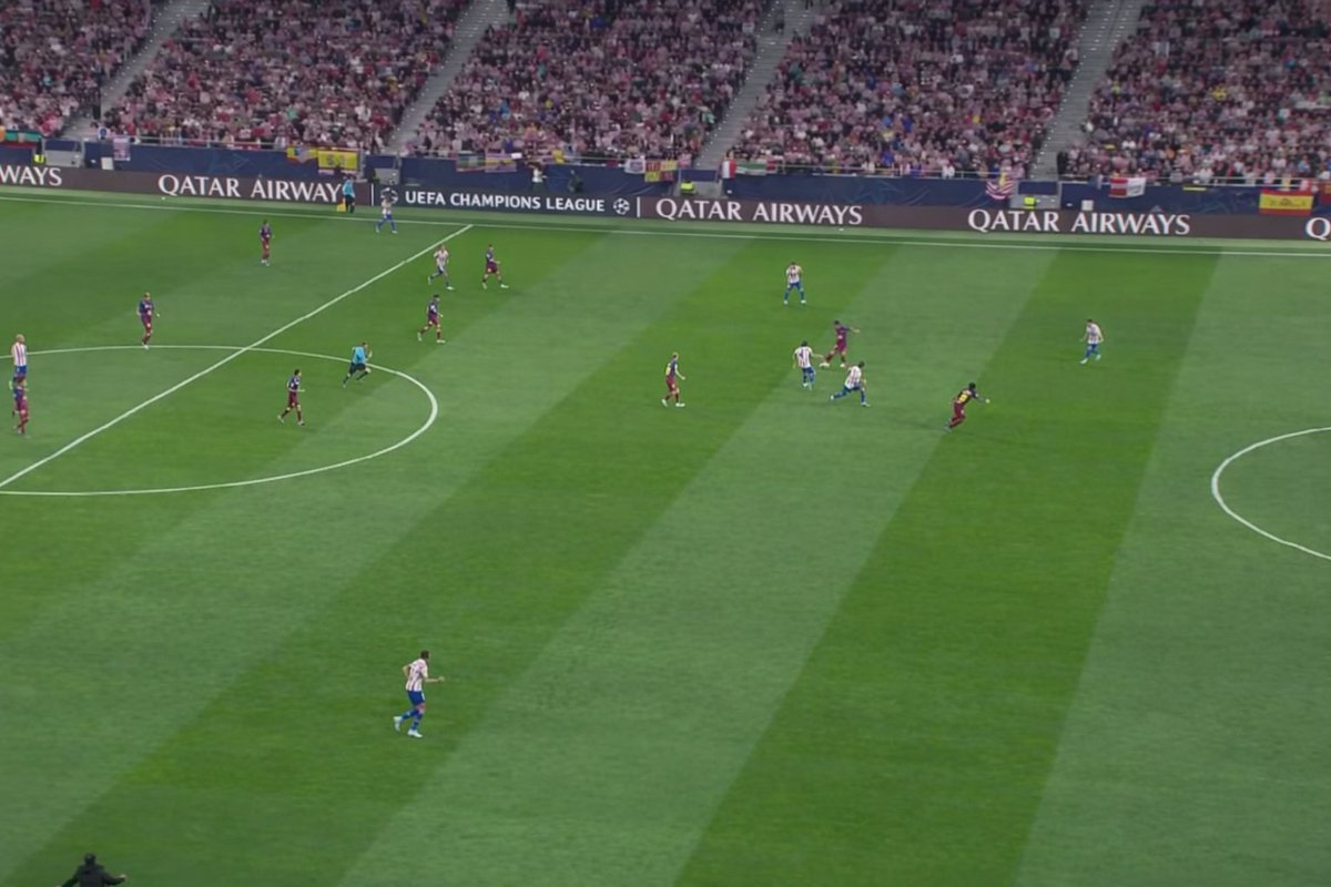 UnfilteredManan's tweet photo. MYTH: “Lenglet error = bad defender.”

Reality: He scans TWICE before losing it.
0 passing lanes. 0 support.
Opta logs the mistake.
It doesn’t log Koke hiding behind shadows or Atleti’s dead build-up shape.

This isn’t an error. It’s structural abandonment. https://t.co/OghodVDXH7