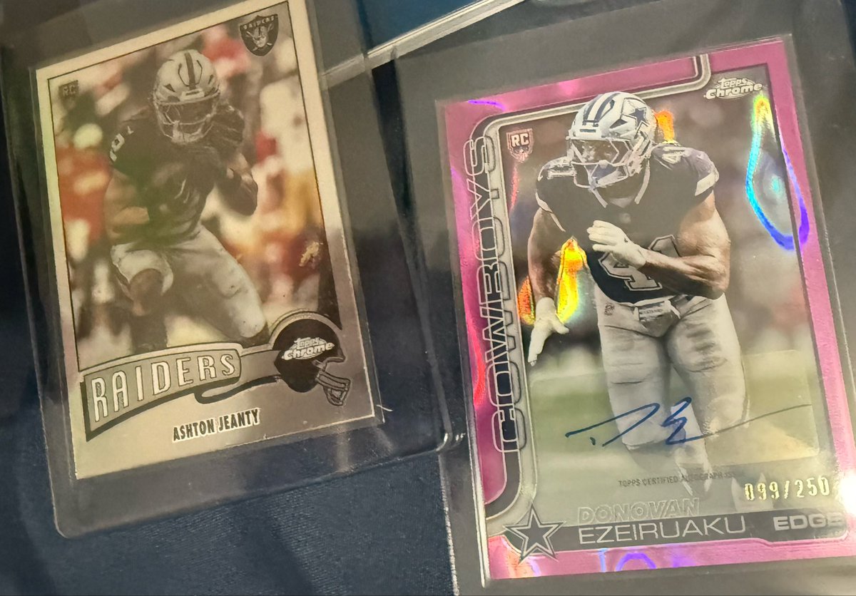 j0aay's tweet image. .@CardPurchaser one pack came backwards out the box. It was a #d auto 🤔