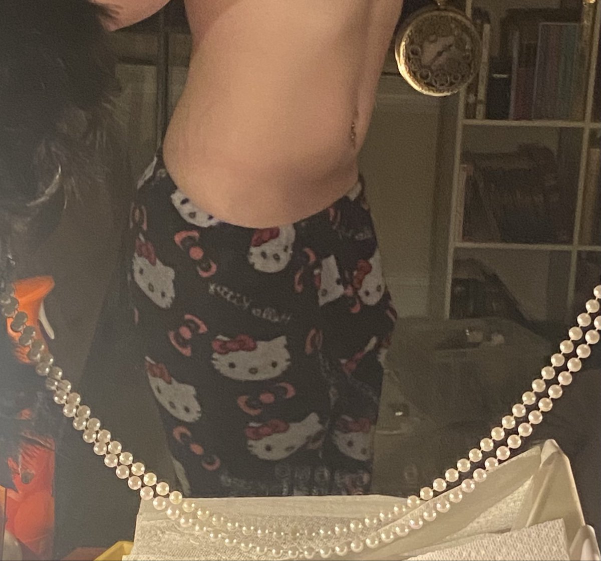 cunninqlinquist's tweet photo. (tw: body check) ugh i need this pouch gone https://t.co/oJ0OvvE2Mp