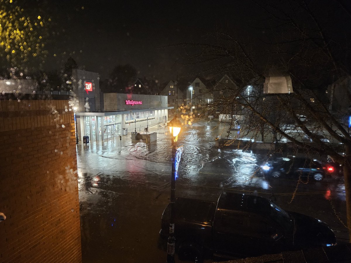 duranethanj's tweet photo. Water is pooling up in front of the Walgreens on Oakland in Milwaukee's east side, forcing some cars to turn around. Also, MMSD says there is a sewer overflow. https://t.co/bbElJw7SW8