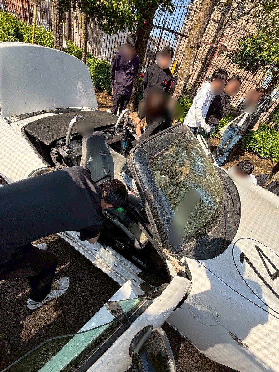 KUAC117's tweet photo. 先日の活動では、新部車のロードスター搬入&amp;例年よりも多くの新入生が見学に来てくれました！新入生の方の見学や入部のご相談等はまだまだ受け付けているのでぜひぜひご連絡ください！！！！！
#春から國學院
#自動車部
#新歓 https://t.co/D1YLGsFIlR