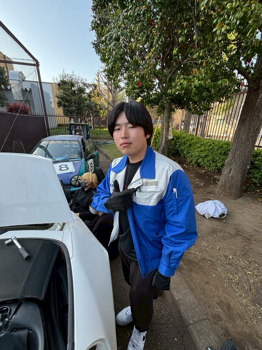 KUAC117's tweet photo. 先日の活動では、新部車のロードスター搬入&amp;例年よりも多くの新入生が見学に来てくれました！新入生の方の見学や入部のご相談等はまだまだ受け付けているのでぜひぜひご連絡ください！！！！！
#春から國學院
#自動車部
#新歓 https://t.co/D1YLGsFIlR