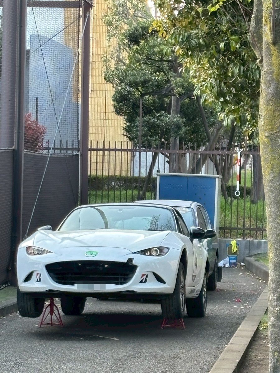 KUAC117's tweet photo. 先日の活動では、新部車のロードスター搬入&amp;例年よりも多くの新入生が見学に来てくれました！新入生の方の見学や入部のご相談等はまだまだ受け付けているのでぜひぜひご連絡ください！！！！！
#春から國學院
#自動車部
#新歓 https://t.co/D1YLGsFIlR