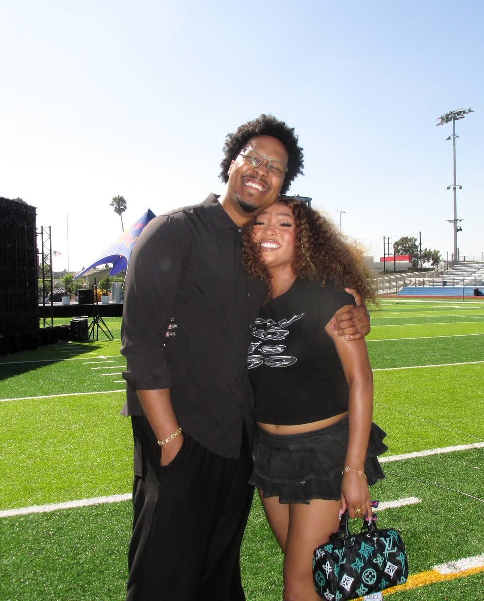 whobossanova's tweet image. Not Clarke Selena watching a video about situationships playing truth or drink 🤭💞 lowkey random but clarke and Berleezy should do a truth a drink with each other as friends of course on twitch 🥂💋✨it could be a cute sub goal… 😁😁
#arewestillfriends #besties #clarkeezy