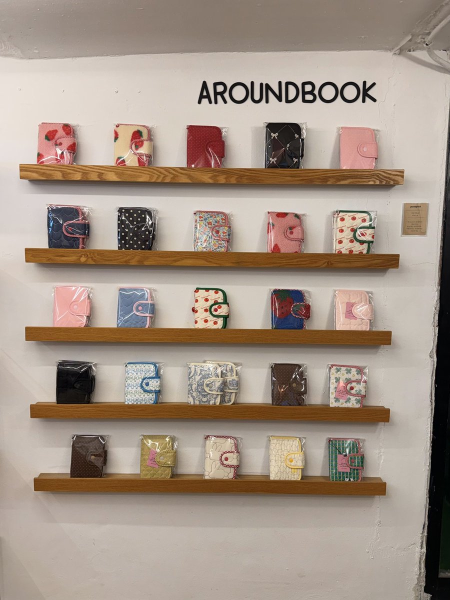 🎉 AroundBook 3호점 OPEN 🎉
실물로 북커버 다이어리커버 구경하기
직접 만저보고 끼워보고 이제 연남에서도 만나요 📖

✔ RT이벤트 
계정 팔로우 + 이 게시물 재게시(RT)
댓글에 “참여완료” 남겨주시면

👉 다이어리 커버 1명 증정 🎁

✔ 당첨자 발표
(4월21일 / DM 안내)