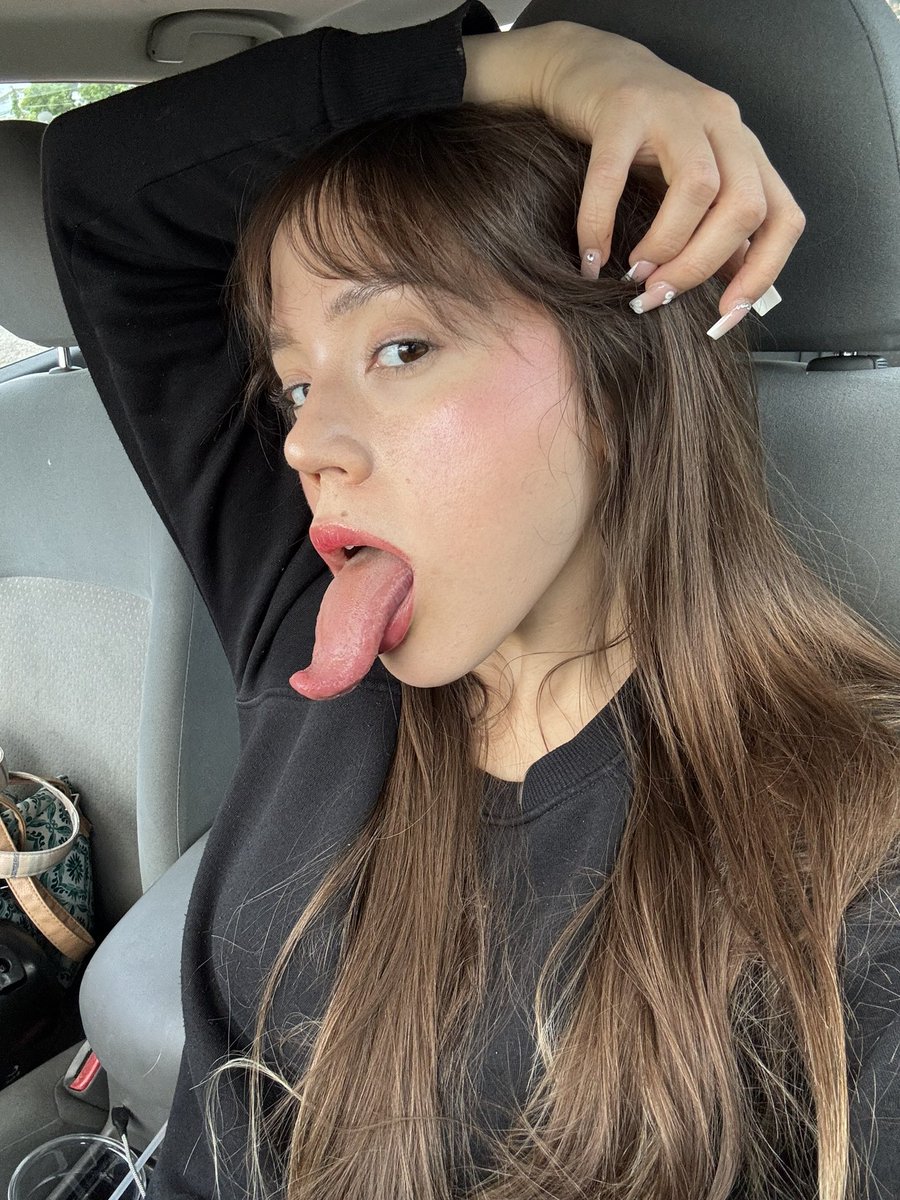 itsashleydamico's tweet image. It’s wet n warm 
#longtongue 
#vore #prettygirls #fyp #weightloss