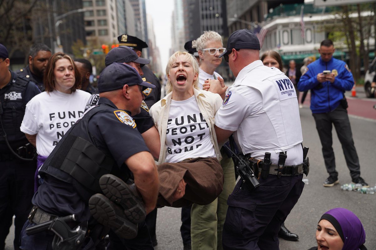 XHNews's tweet image. Latest on #MiddleEast tensions:
- #Pakistan steps up mediation amid prospects for renewed #US-#Iran talks
- #Pezeshkian: No power can force Iranian nation to surrender
- #Netanyahu: #Israel prepared for potential resumption of fighting with #Iran
- #WhiteHouse says #US-#Iran