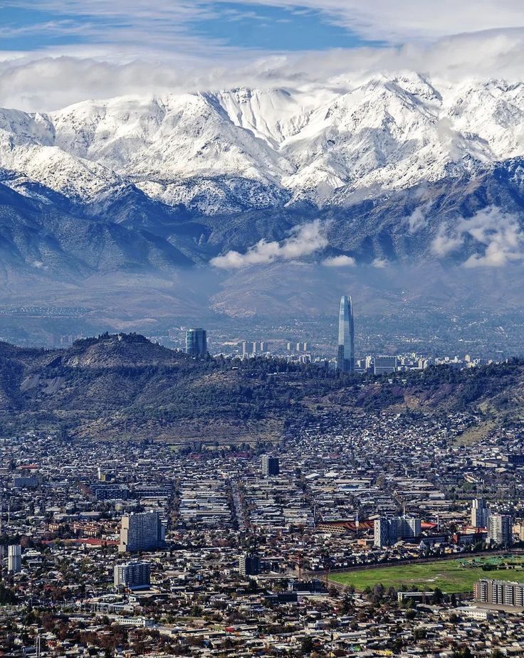 "Chile"

Por esta imagen que muestra el paisaje de Santiago de Chile.