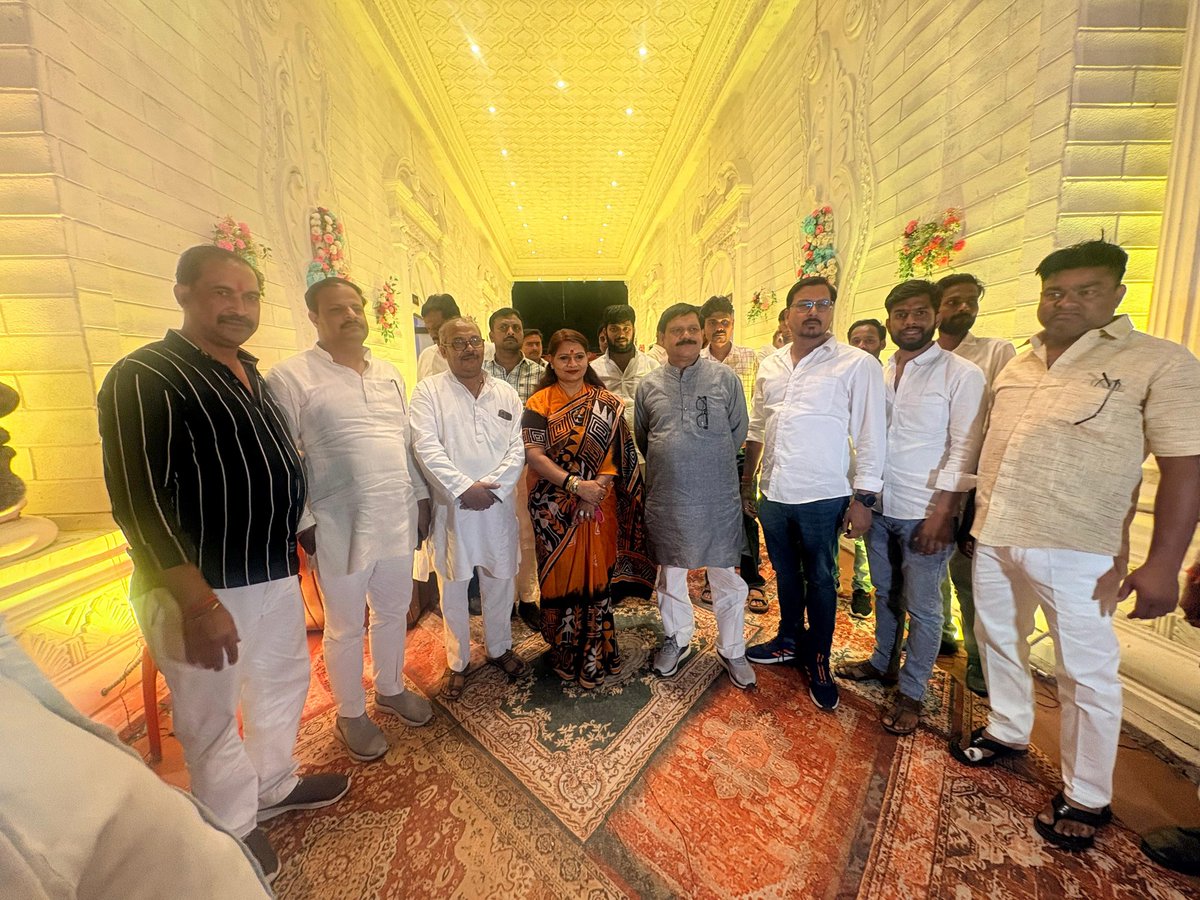 UrvijaDixit4BJP's tweet photo. आज कोंच नगर के तिरुपति गार्डन में पूर्व विधायक श्री पंकज सिंह जी की सुपुत्री के विवाहोत्सव प्रतिभोज में सम्मिलित होकर अपनी शुभकामनाएं प्रेषित की।

#BJP4India #BJP4UP #BJPUttarPradesh #bjp4mm #followers #highlights https://t.co/2tb4ajIuEG
