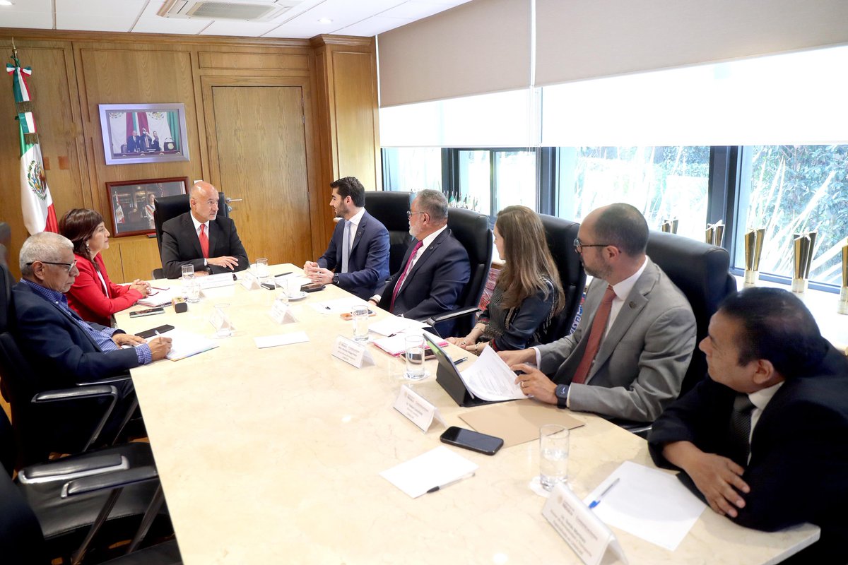 El secretario de Infraestructura, Comunicaciones y Transportes, Jesús Esteva Medina, sostuvo una reunión con Augusto Ramos Melo, presidente de la @CanacarMexico, para establecer estrategias que permitan atender las necesidades del sector del autotransporte de carga en el país.