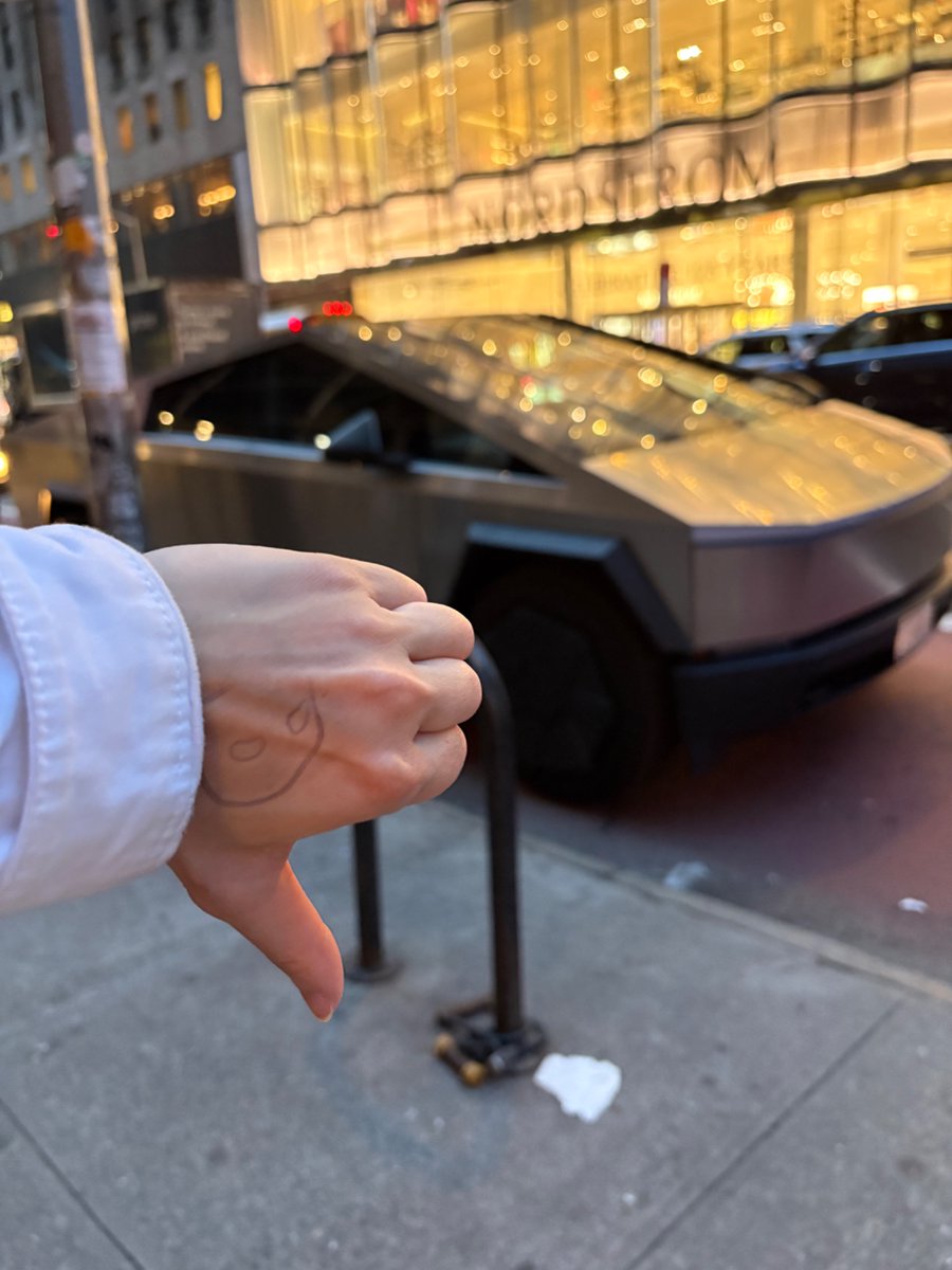 Maximinalist's tweet image. So I was my way to the Masquerade when-

“Give me a second. Just gonna leave the line for a moment.”