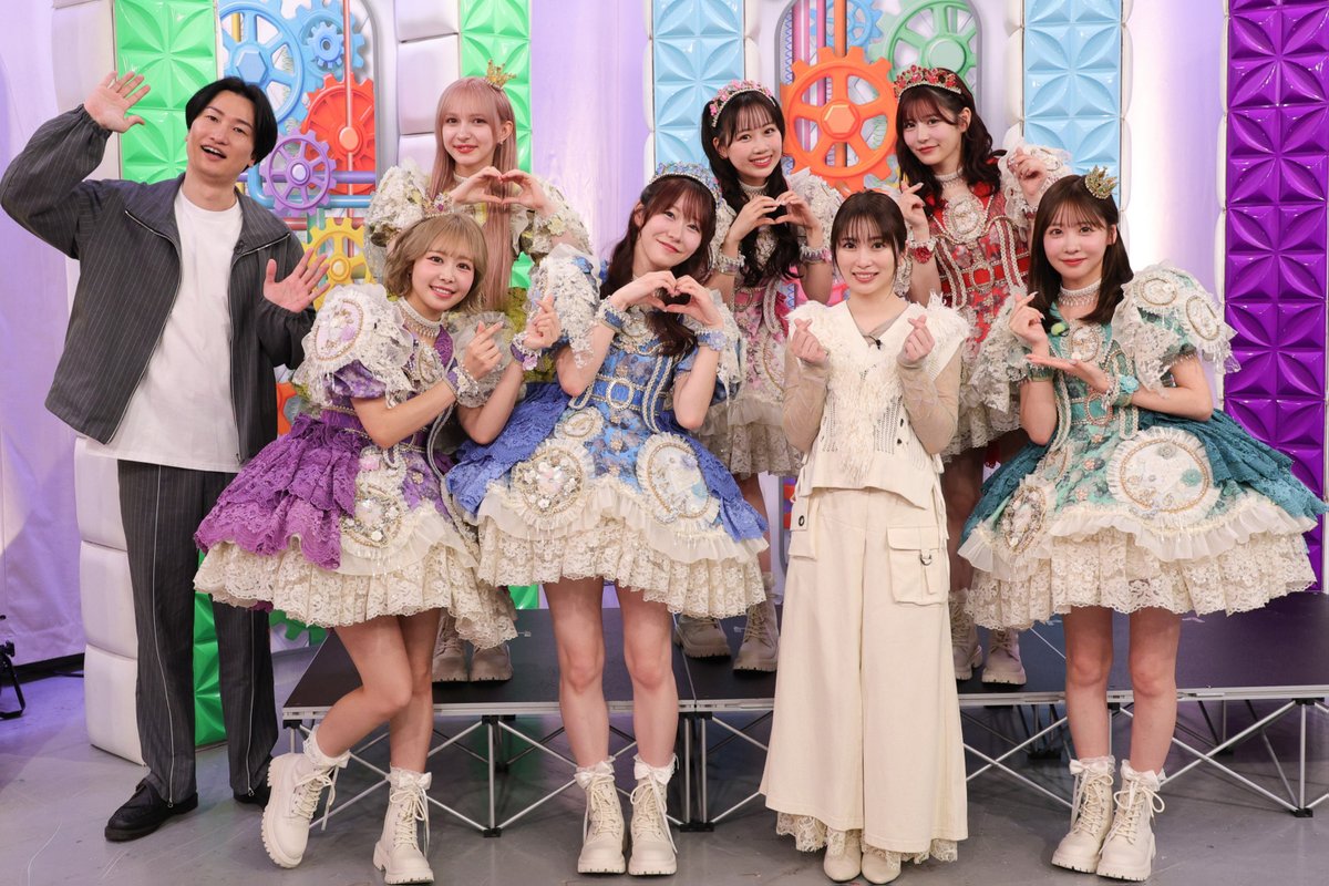 oricon's tweet photo. FRUITS ZIPPERの熱烈ファン・志田未来
初共演でうれし涙止まらず💧

私物のグッズ大量持参で
メンバーも驚愕のふるっぱー愛炸裂💕

しかし大ファンすぎて…予想外の事態勃発

💬収録後の志田未来コメント
https://t.co/uBHBNKsPNe

#にゅーかわして https://t.co/5ENqnplD6E