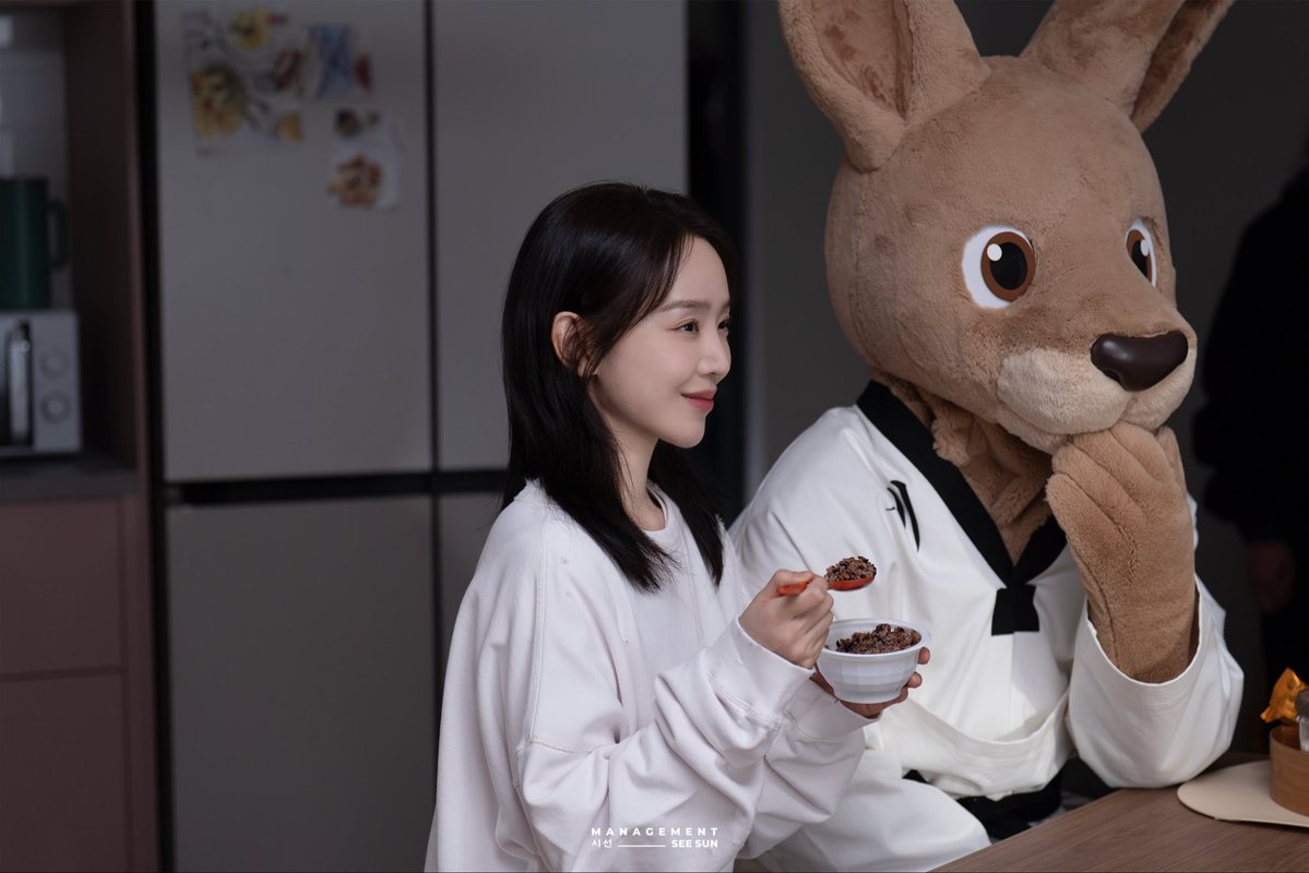 매니지먼트 시선 tweet media