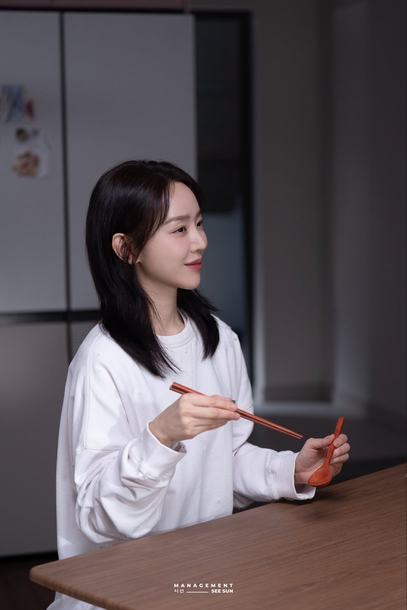 매니지먼트 시선 tweet media