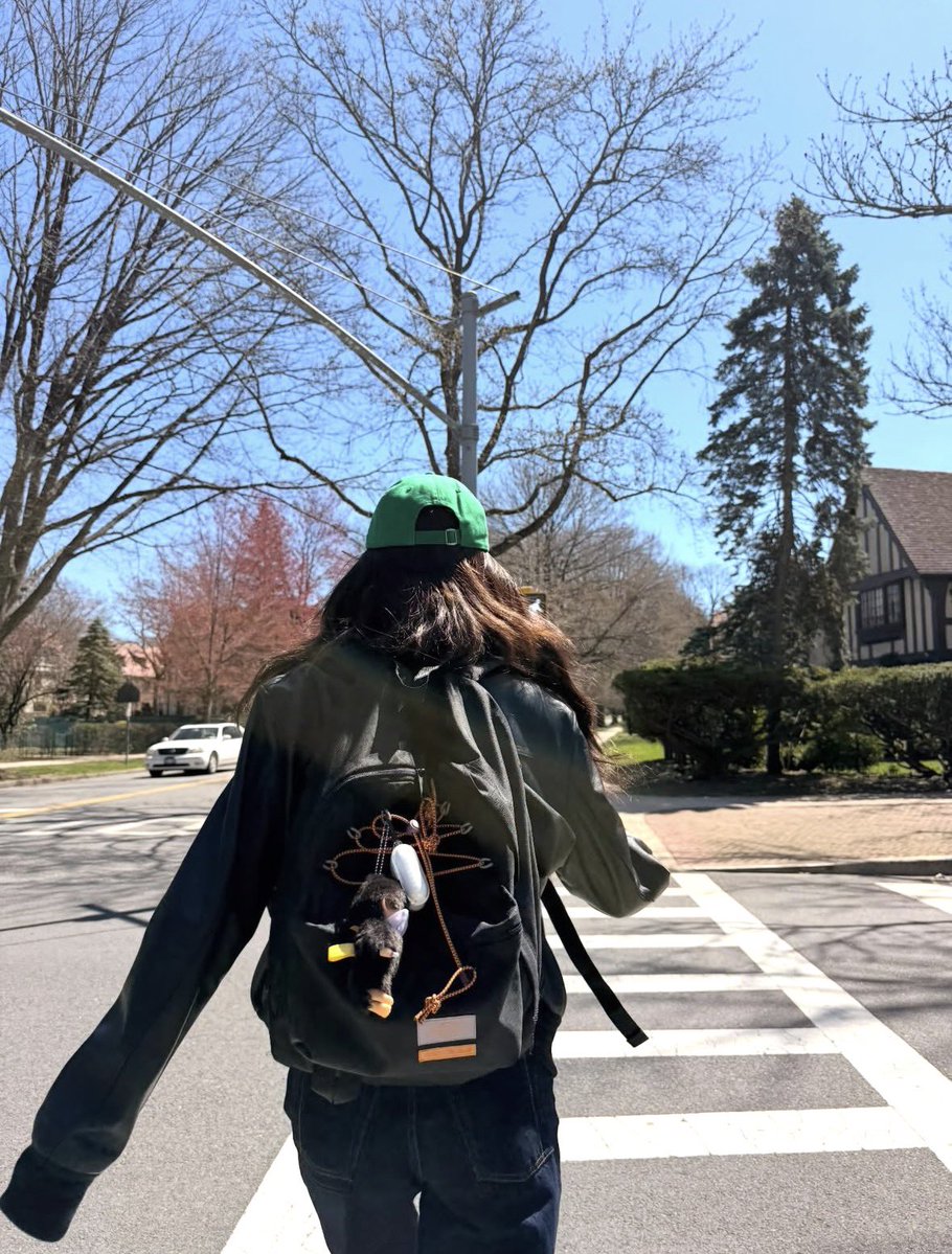 スヨンのコーデが可愛すぎる.°(ಗдಗ。)°.
2枚目のリュックはどこのですかーー欲しい