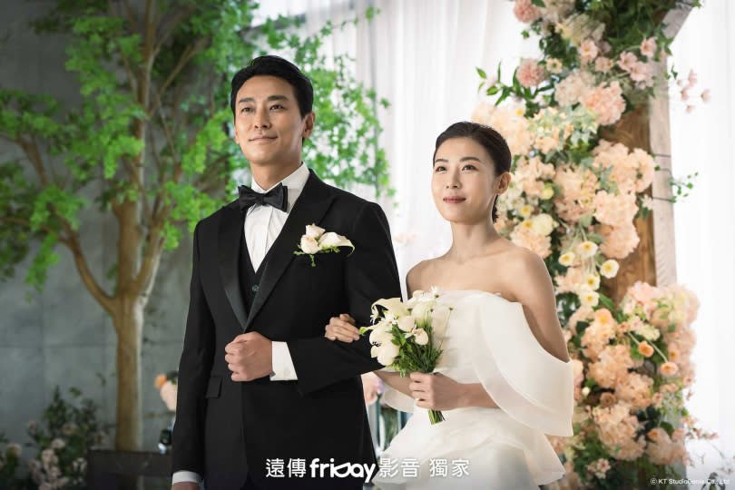 jujihoons's tweet photo. our happy married couple 😌 https://t.co/mWXl7pTs0O