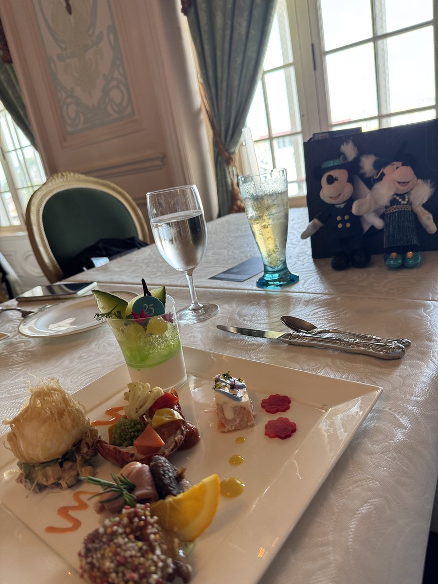 TRVLChaco's tweet photo. 今日はお祝いにきました。

25年前の8月　船が好きな私が最初にパーク内でランチを食べたのがここでした。

その時は花1(長女)と二人
今日も二人でお祝いです♪

懐かしい曲の数々で泣きそう

我が家の家族の時間を彩ってくれた大好きなパーク❤️

1日遅れたけど　

TDL43周年おめでとう
TDS 25周年おめでとう🥳