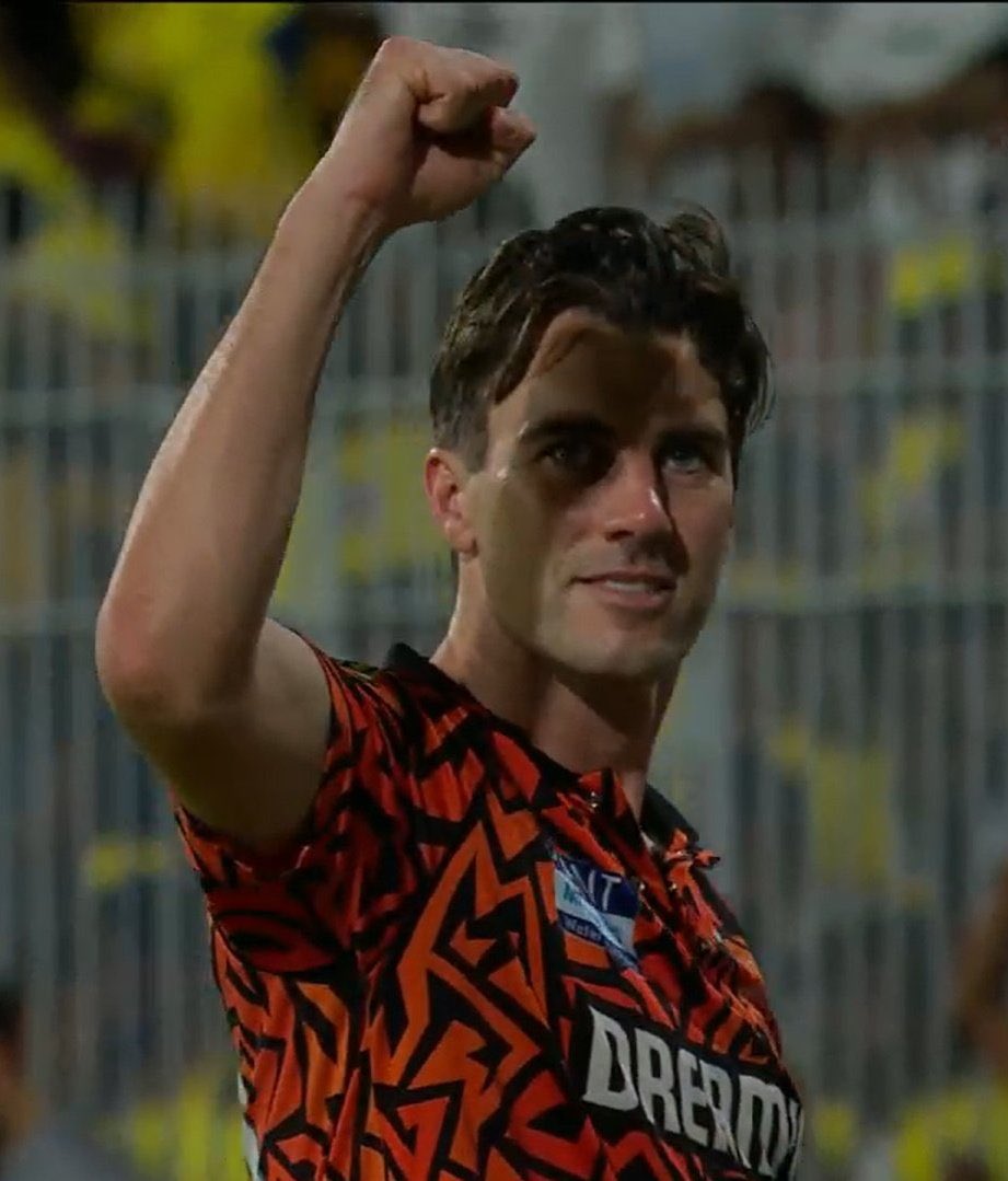 fc_sunrisers's tweet image. Whose Entry Are You Waiting For  IPL2026...??

Ms Dhoni 💛  (or)   Pat Cummins 🧡

#SRH #IPL2026 #MsDhoni #CSK #PatCummins #OrangeArmy