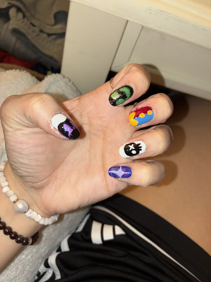 pillow_ninja's tweet image. Prepping for the @glitch_prod Popup in NYC this weekend!!! Had to share my nail art, I’m just too excited 😊

KOG, Glitch logo, Pomni, Gaslight District, and Uzi!! #TADC #Glitch #GlitchPopUp