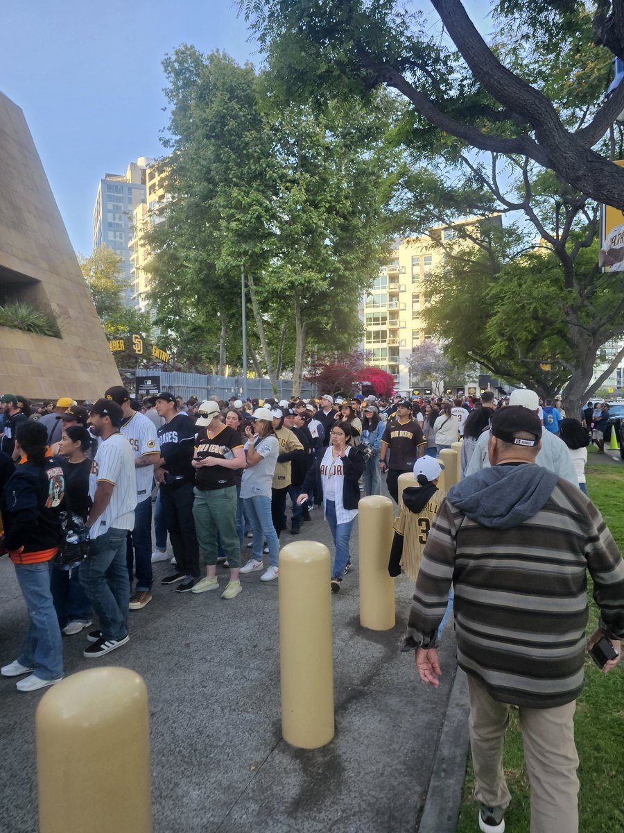 Scoutmaster782's tweet photo. Vedder Cup? Is that why i'm in line for an hour? Or incompetence? Boo @Padres @erikgreupner . @DarnayTripp @annieheilbrunn @FletchandSammy @jonschaeffer https://t.co/9FFaeOjn6E
