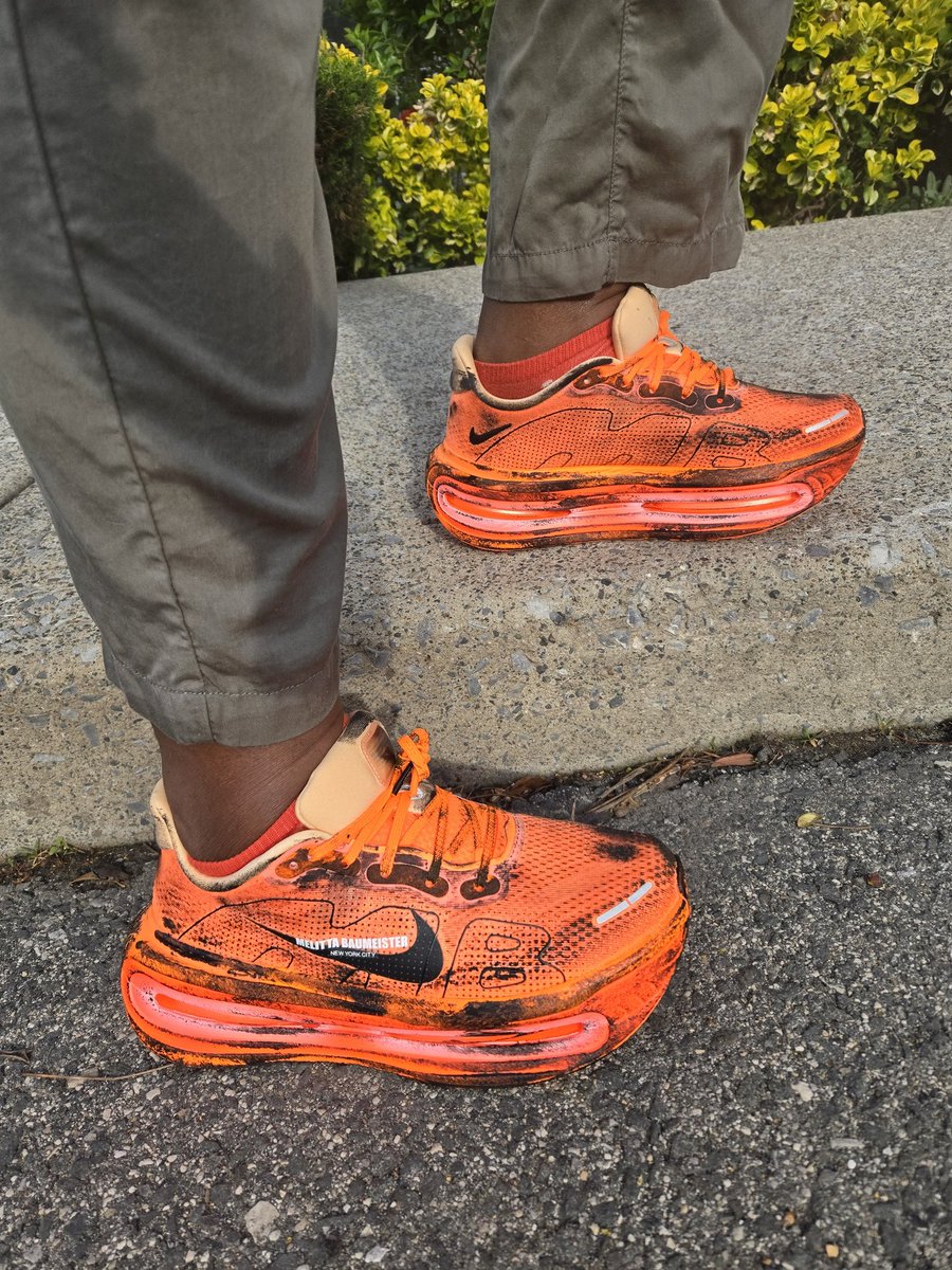 trudyspeaks's tweet image. 👟: Melitta Baumeister x Nike Vomero Premium 'Total Orange'
.
#kotd #nike #melittabaumeister #runlikenooneiswatching #unds #snkrskickcheck