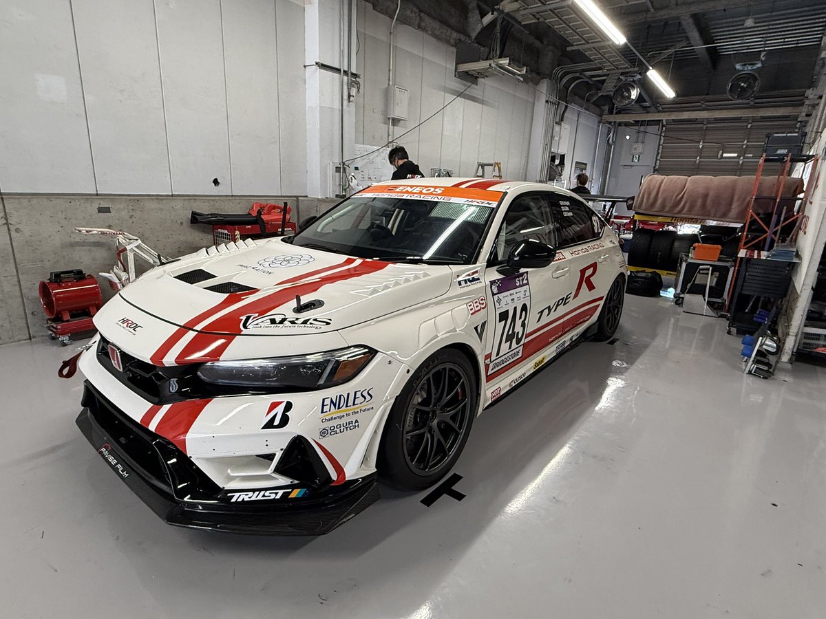 HRDC_743's tweet image. 搬入日✨

743号車は本日走行しないので
明日に向けて準備中です🔥

#HONDA #CIVIC #TYPER #FL5 #S耐 #HRDC