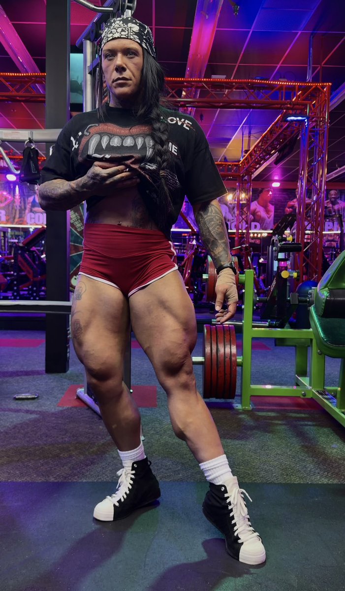 brittgagne265's tweet image. Decent leg day. 2 days post op for my hand. #bodybuilding #legday #muscle