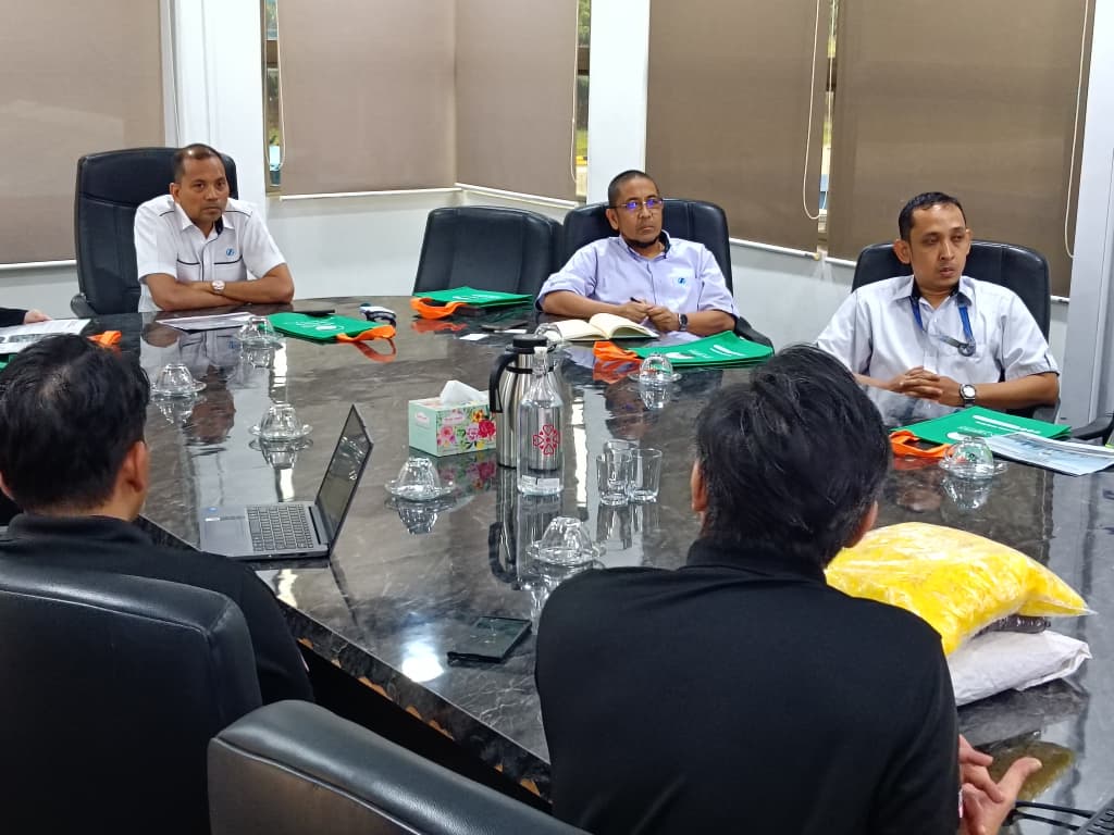 AHNVertex's tweet photo. 15042026 – Pembentangan produk AHN Vertex kepada Grand Sepadu (NK) Sdn Bhd

Diketuai COO Abdul Hafiz Abdul Hamid

Fokus SFM-FR+ bagi isu tumpahan minyak &amp; trafik berat, menyokong penyelenggaraan lebih efisien dan aliran trafik berterusan https://t.co/WvXBFOz4oJ