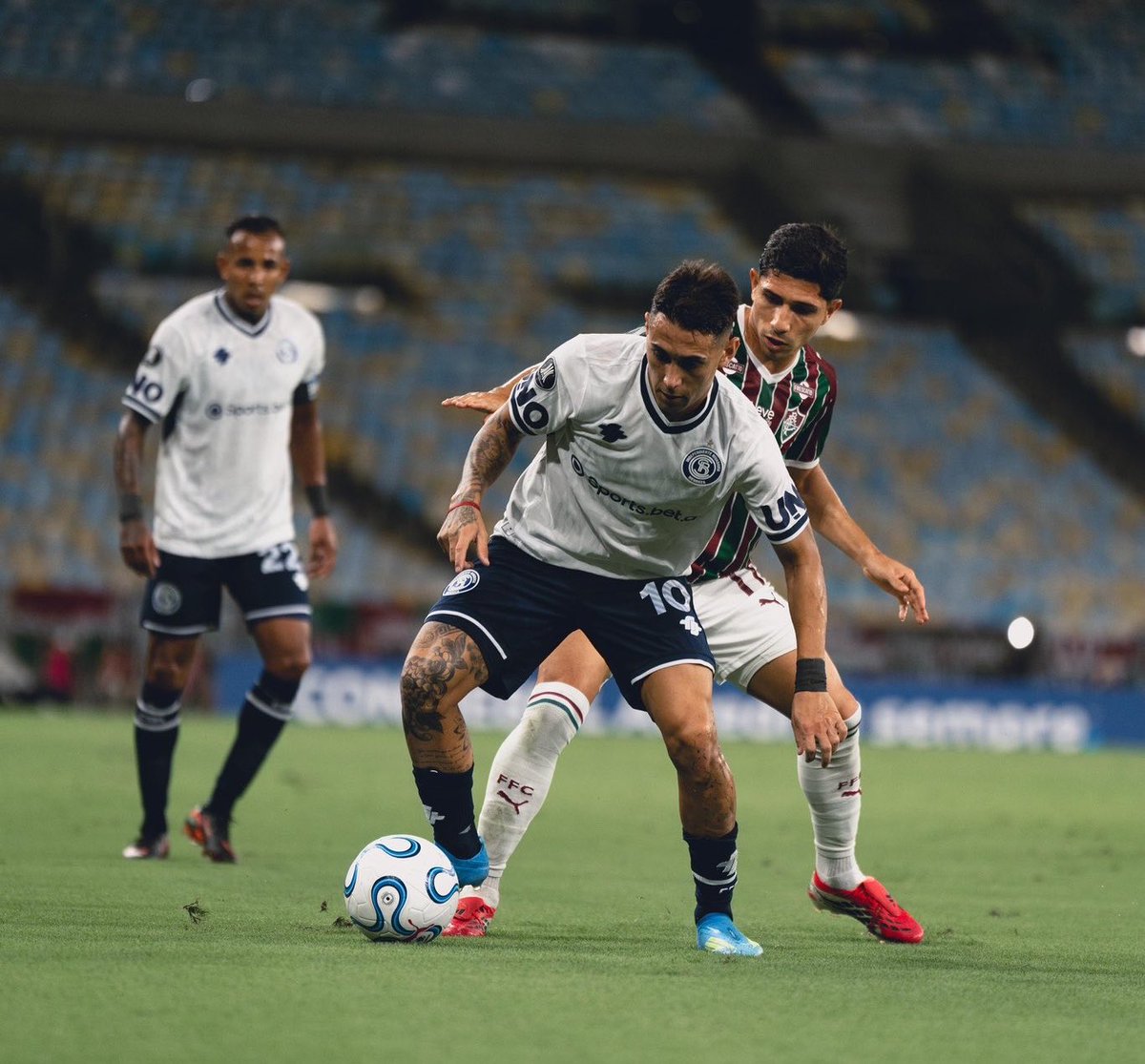 MateoGonzalez_8's tweet image. Que partido de #CSIR, que partido de Mati Fernández. Otra vez. Tuvo un partido chivo aguantando a Fluminense y fue a matar en el rebote previo al 2-1

Una de las figuras del Maracanazo Leproso