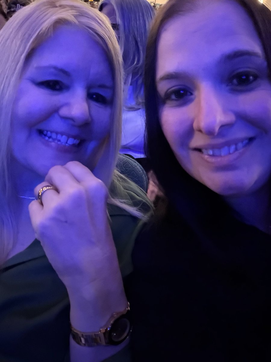 RITrumpGirl68's tweet image. @metheridge we loved every second of your show tonight at The Chevalier!  @TaraRI483 thanks you for the guitar pick! :)❤️ #frontrow Her 2nd show -my 9th since the 90s! You are always amazing!!!!!