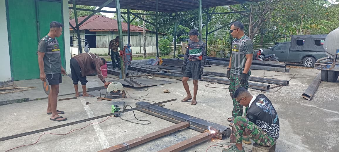 Kodam9Udayana's tweet image. Percepatan Jembatan Garuda, Kodim 1618/TTU Kerjakan Fabrikasi Phyilon dan Tiang Skur

#JembatanGaruda #TNIManunggalRakyat #PembangunanDesa #Infrastruktur #TTU