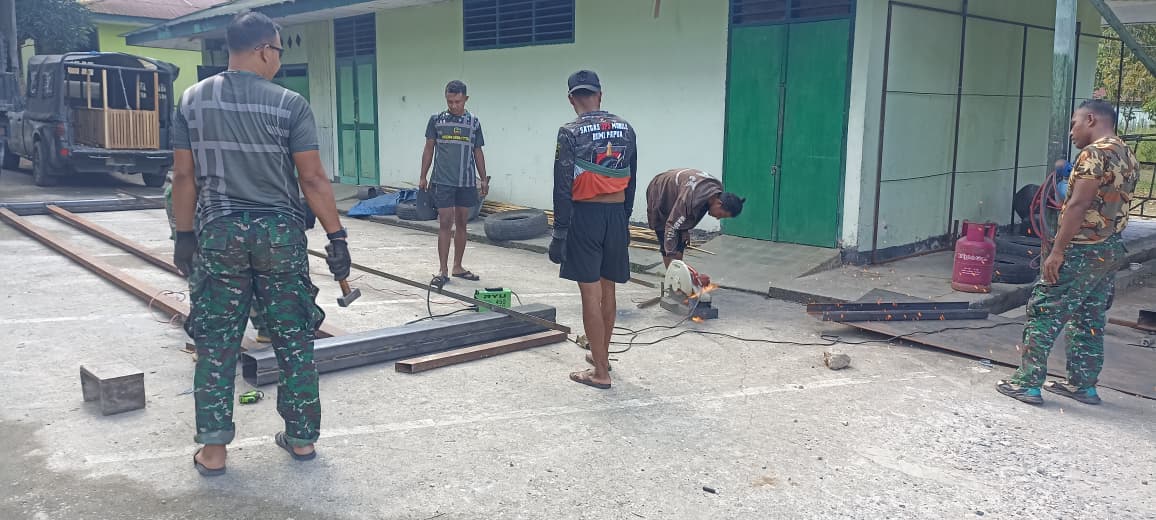 Kodam9Udayana's tweet image. Percepatan Jembatan Garuda, Kodim 1618/TTU Kerjakan Fabrikasi Phyilon dan Tiang Skur

#JembatanGaruda #TNIManunggalRakyat #PembangunanDesa #Infrastruktur #TTU