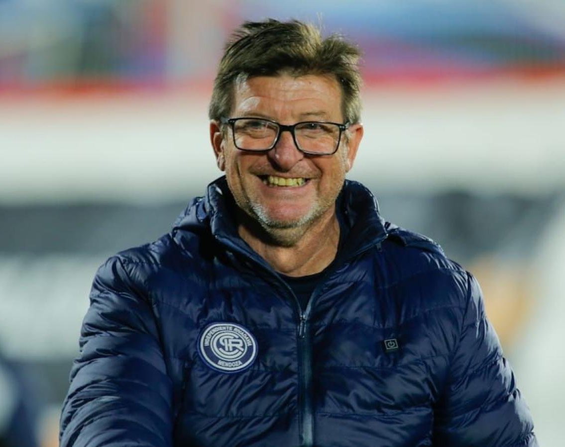 nicoalmeidaa_'s tweet image. ► Volvió a Independiente Rivadavia en 2023

► Salió CAMPEÓN de la Primera Nacional y ascendió a la máxima categoría 🔝

► Levantó la COPA ARGENTINA 2025 🏆

► Hoy, #CSIR logró un triunfo histórico EN EL MARACANÁ bajo las órdenes de él 

Alfredo Berti, señores 🎓