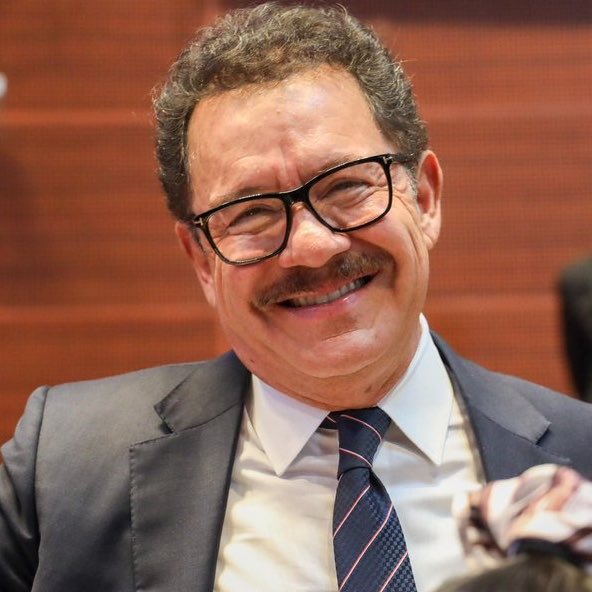 YoAmoaLaCiencia's tweet photo. El Senado y la impunidad del maltrato animal

Mariela Gutiérrez eligió el peso político del Senado y de su fuero  para confirmar que si se sacrificaron más de 10 mil animales cuando era presidenta municipal de Tecámac.

Eligió el mismo recinto en que el maltrato animal quedó impune.

Cuando se sacrificó en el 2024 una gallina en un ritual organizado por Adolfo Gómez Hernández.

Se justificó, dijo que fue “conforme a la norma” pero su verdadero mensaje fue: 

“sí, ya dije que se sacrificaron miles de animales, ¿y qué van a hacer?”

Desde el propio boletín de los senadores de Morena repitieron lo que dijo Mariela Gutiérrez que a los animales “se les ayudó a bien morir”.

Y lo presentan como un tema de salud pública.

Ignacio Mier Velazco, coordinador de los Senadores de Morena tendrá que aclarar si esta es la postura de su bancada.

¿Van a sostener los senadores de Morena el respaldo a Mariela Gutiérrez? 

Con 33 millones de perros sin hogar en el país ¿cuál es exactamente la postura que tienen?