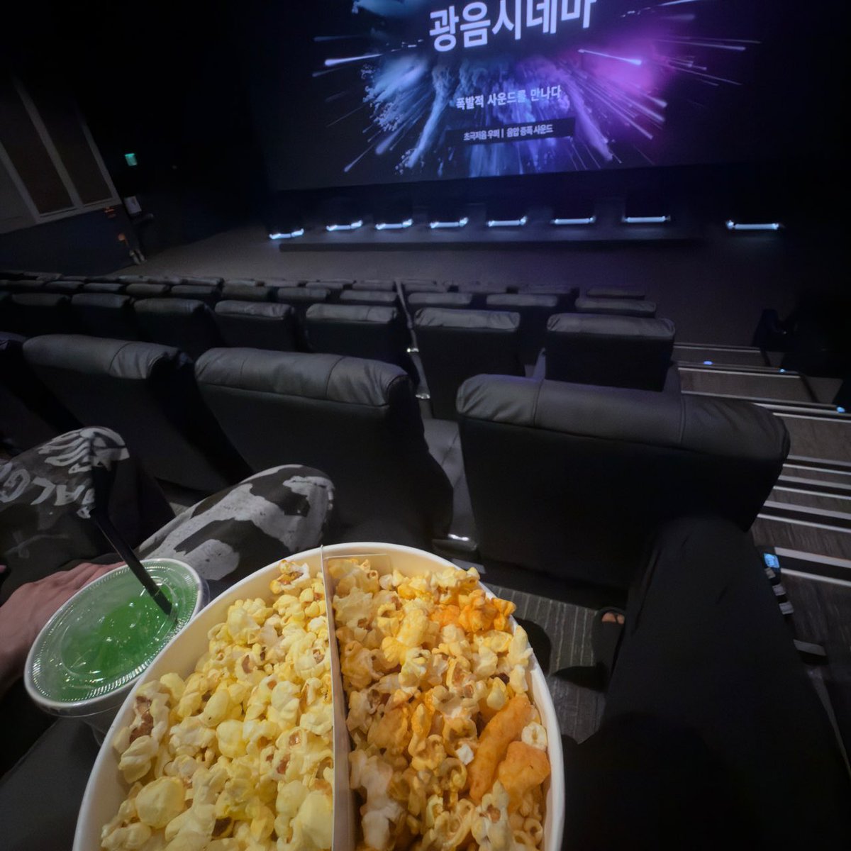 사귐1년차랑8년차보는거같다걍
 어제츄리닝이랑슬리퍼보자마자개웃겨서
익룡소리내면서웃음…,. 후